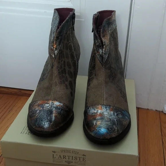 NIB L'Artiste Eleni taupe booties size 8.5 - Picture 2 of 10